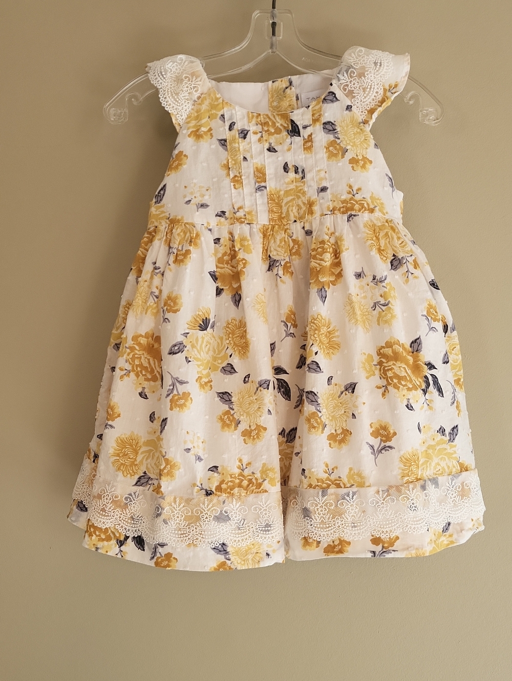 Super cute floral dress with delicate lace trim